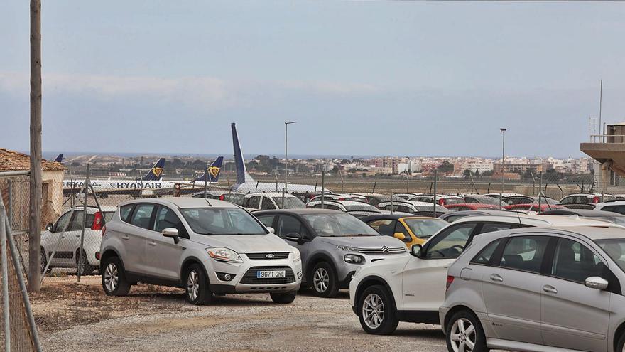 Más de 80.000 coches de alquiler del aeropuerto están pendientes de que se legalicen los negocios