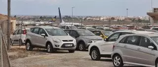 Más de 80.000 coches de alquiler del aeropuerto están pendientes de que se legalicen los negocios