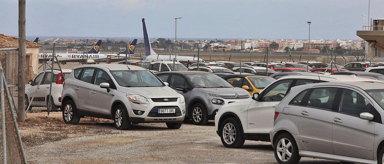 Vehículos de alquiler estacionados en el entorno del aeropuerto de Elche-Alicante. |