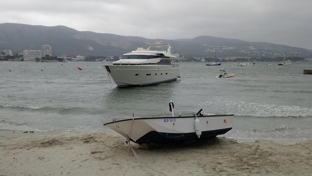 El fuerte temporal arrastra un yate hasta la playa de Cala Maties