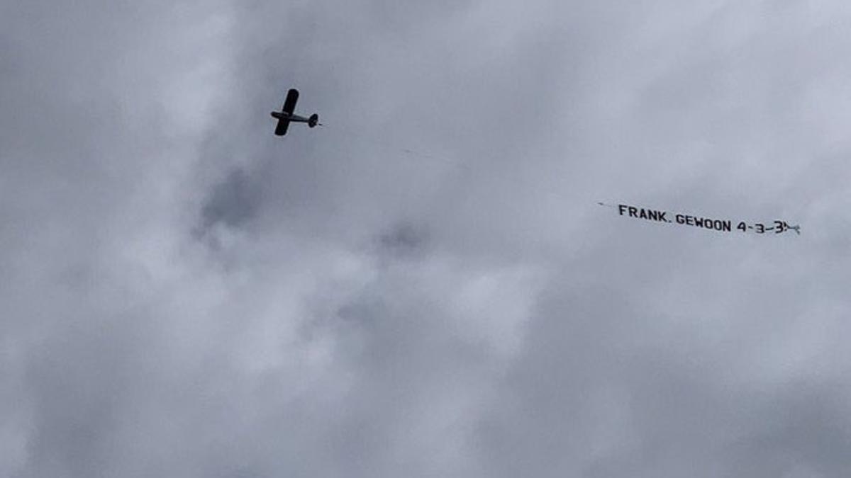 En Holanda sí que saben como hacer peticiones: Pidieron a Frank de Boer que cambiara de sistema...¡con una avioneta!