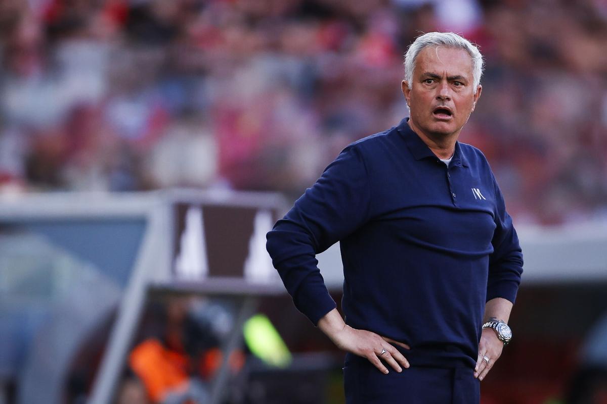 Mourinho, durante un partido con el Benfica