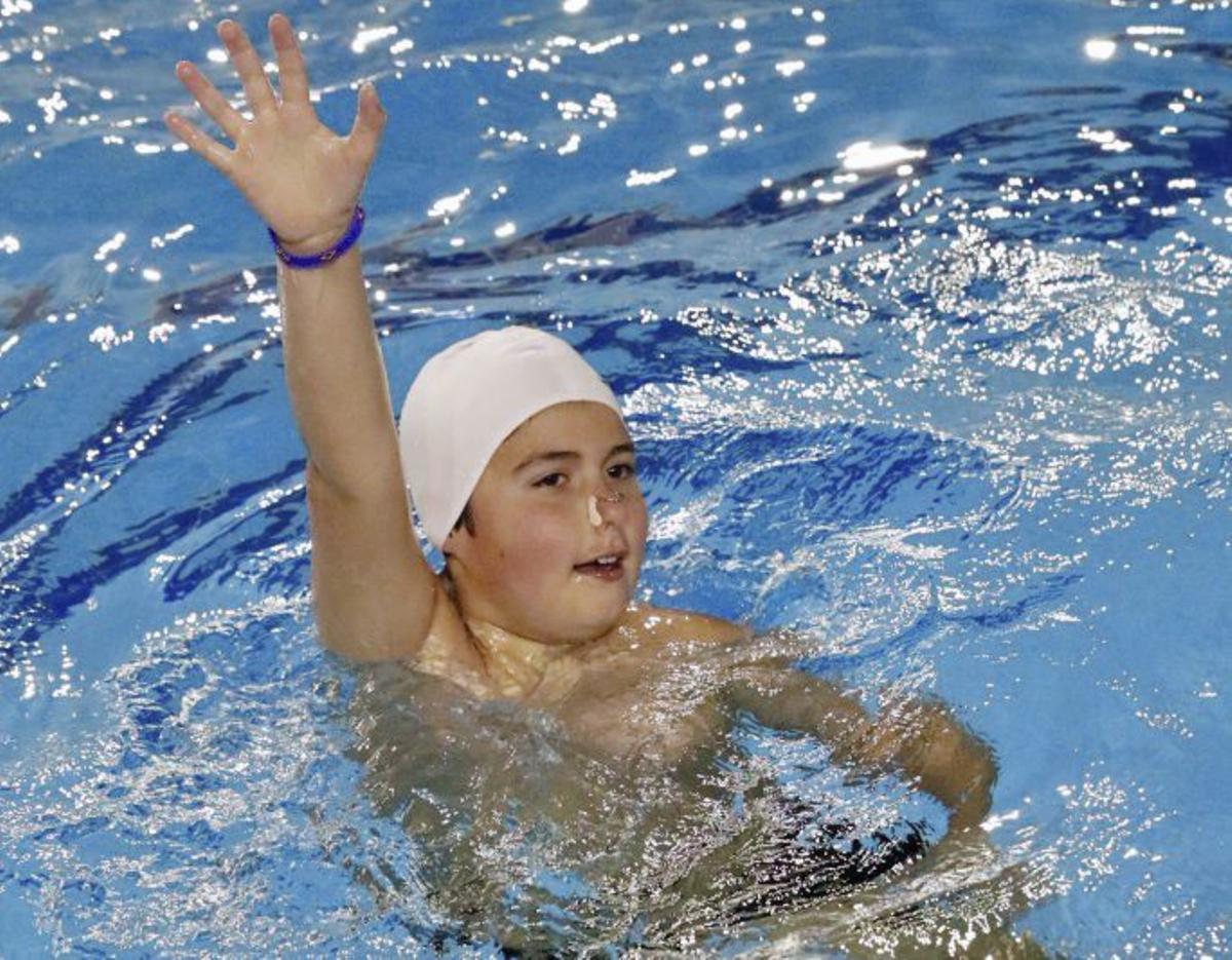 A la izquierda, la rutina acrobática junior del Sincroviedo, en acción en Tenerife: Alba Cabal, María Prieto, Julia Menéndez, Lucía García, Alina Klymiv, Olaya Cabal y Nerea Fernández. A la derecha, el dúo libre senior: Eva Esperanza Fernández y Estela Uña. | RFEN
