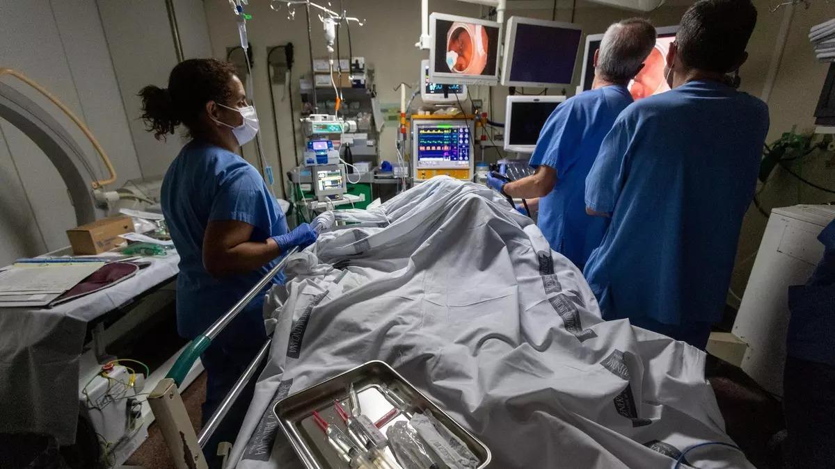 Una operación por endoscopia en un centro sanitario de la Comunitat.