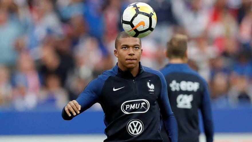 Mbappé durante el entrenamiento con la selección francesa.