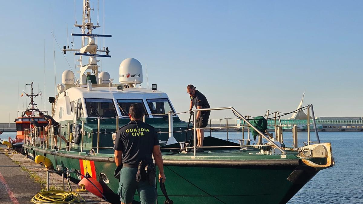Patrullera de la Guardia Civil y, tras ella, la embarcación de Salvamento Marítimo en Alicante.