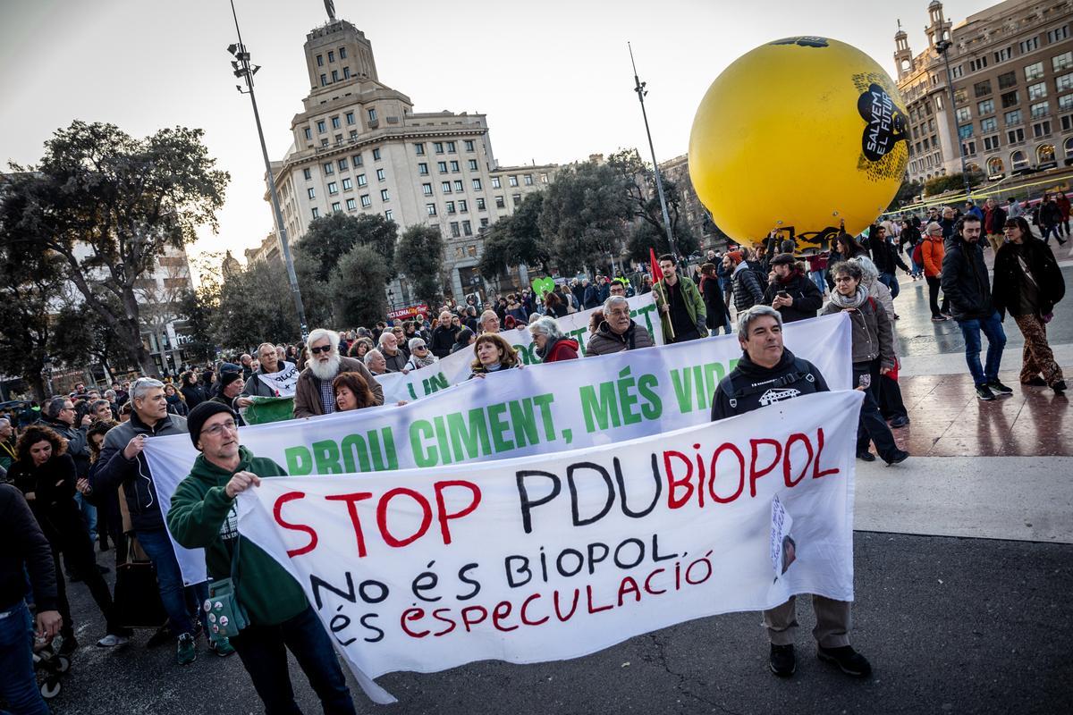 La manifestación contra el Hard Rock, la ampliación del aeropuerto y el Cuarto Cinturón corta el centro de Barcelona