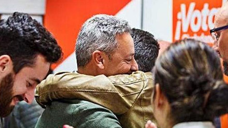 Rodríguez se abraza a un compañero durante la noche electoral y, a la izquierda, Javier Torres.