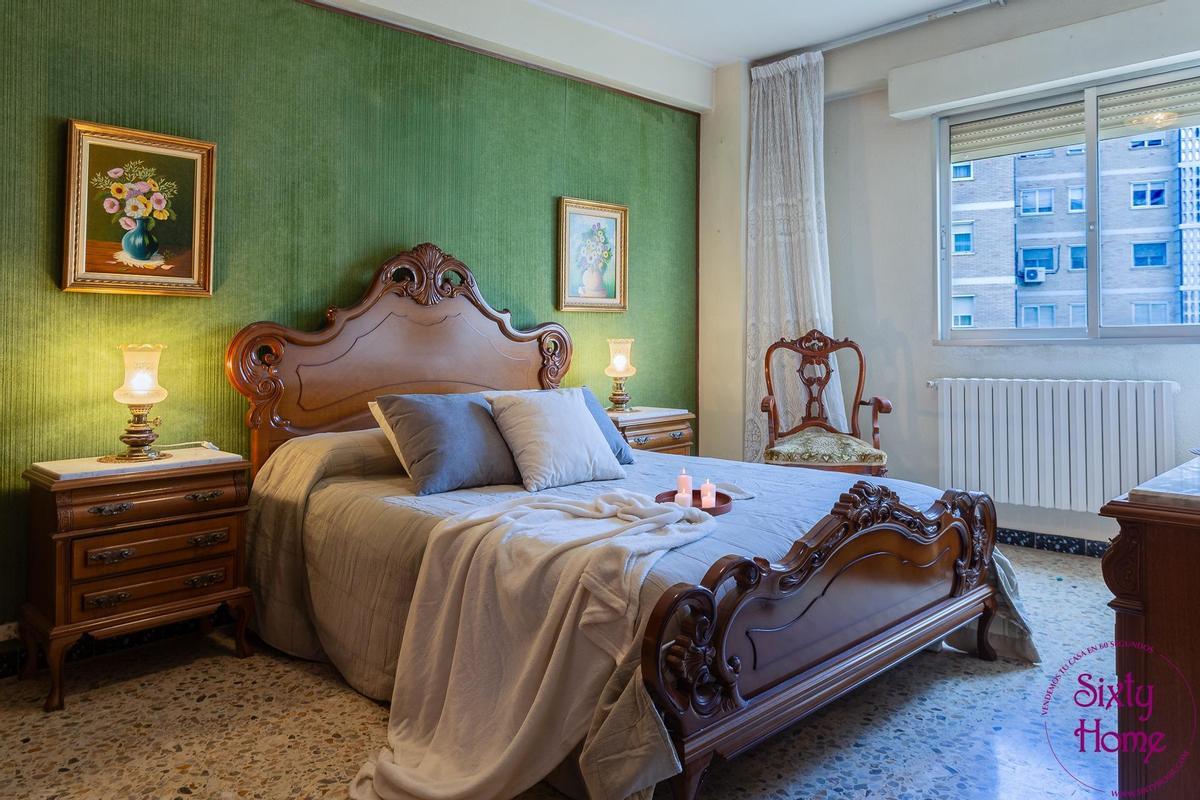 Uno de los dormitorios principales de la casa a la venta en Bombarda