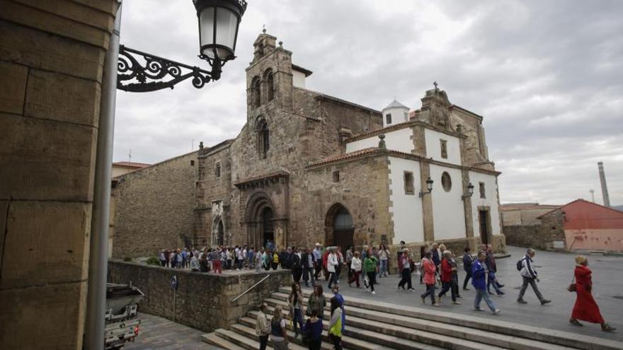 Turistas por el casco histórico de Avilés, en una imagen de archivo. | Ricardo Solis