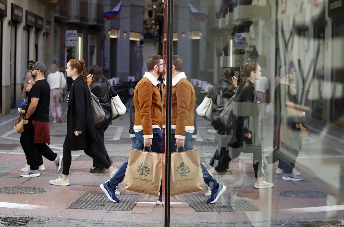 El comercio genera empleo estas fechas de precampaña navideña.