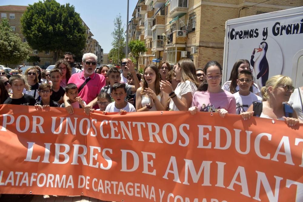 La protesta de los padres del colegio José María Lapuerta acaba en un escrache a Noelia Arroyo