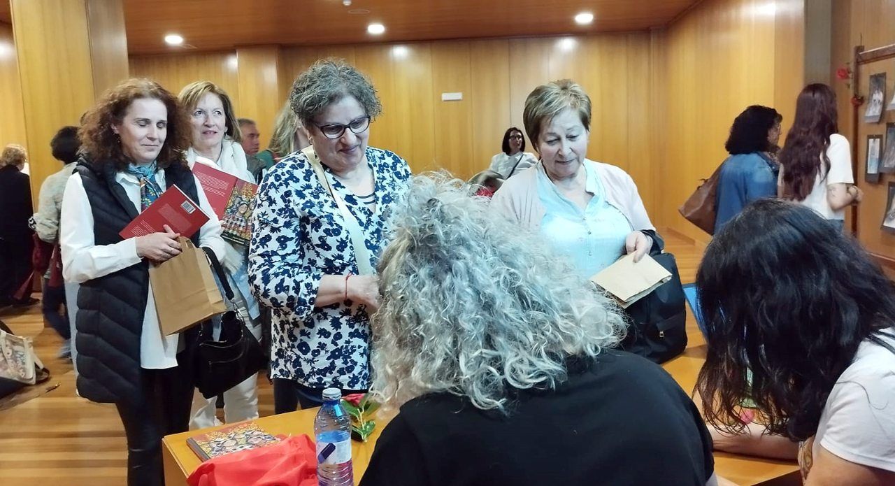El acto de presentación de «As trobadoras silenciadas», segundo poemario de la viguesa Clara Pino, con ilustraciones de la valguesa Ángeles Garrido.