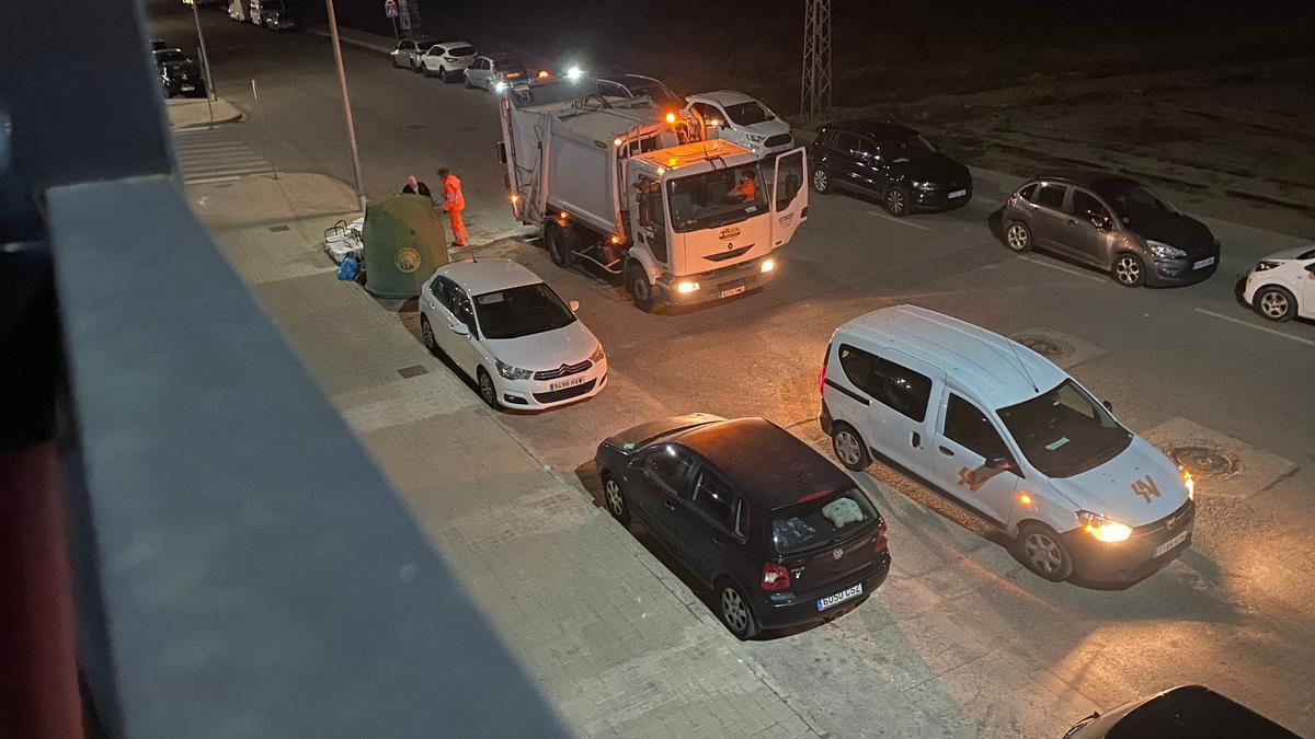 Primera noche de la recogida de basura con el sistema puerta a puerta de Meliana.