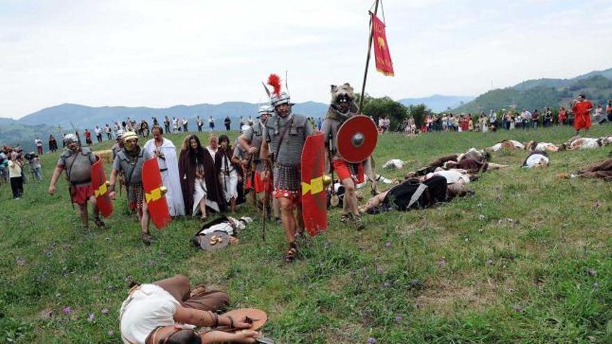 Representantes de la organización del Festival astur-romano de Carabanzo.