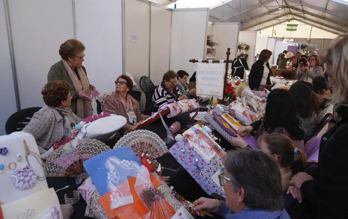 Mujeres encajeras de Villanueva realizando una exhibición.