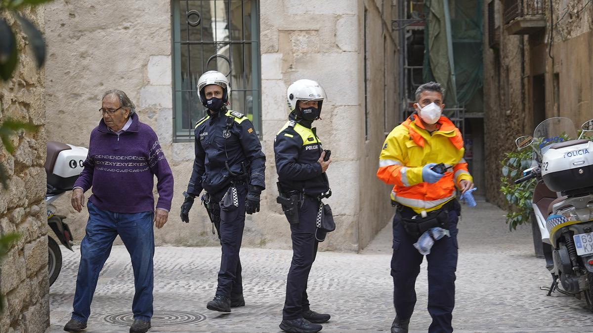 Policies durant l&#039;incendi d&#039;un edifici al carrer Bellmirall.