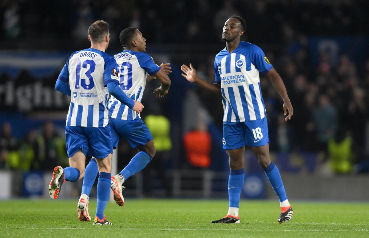 Los jugadores del Brighton, durante un partido ante la Roma