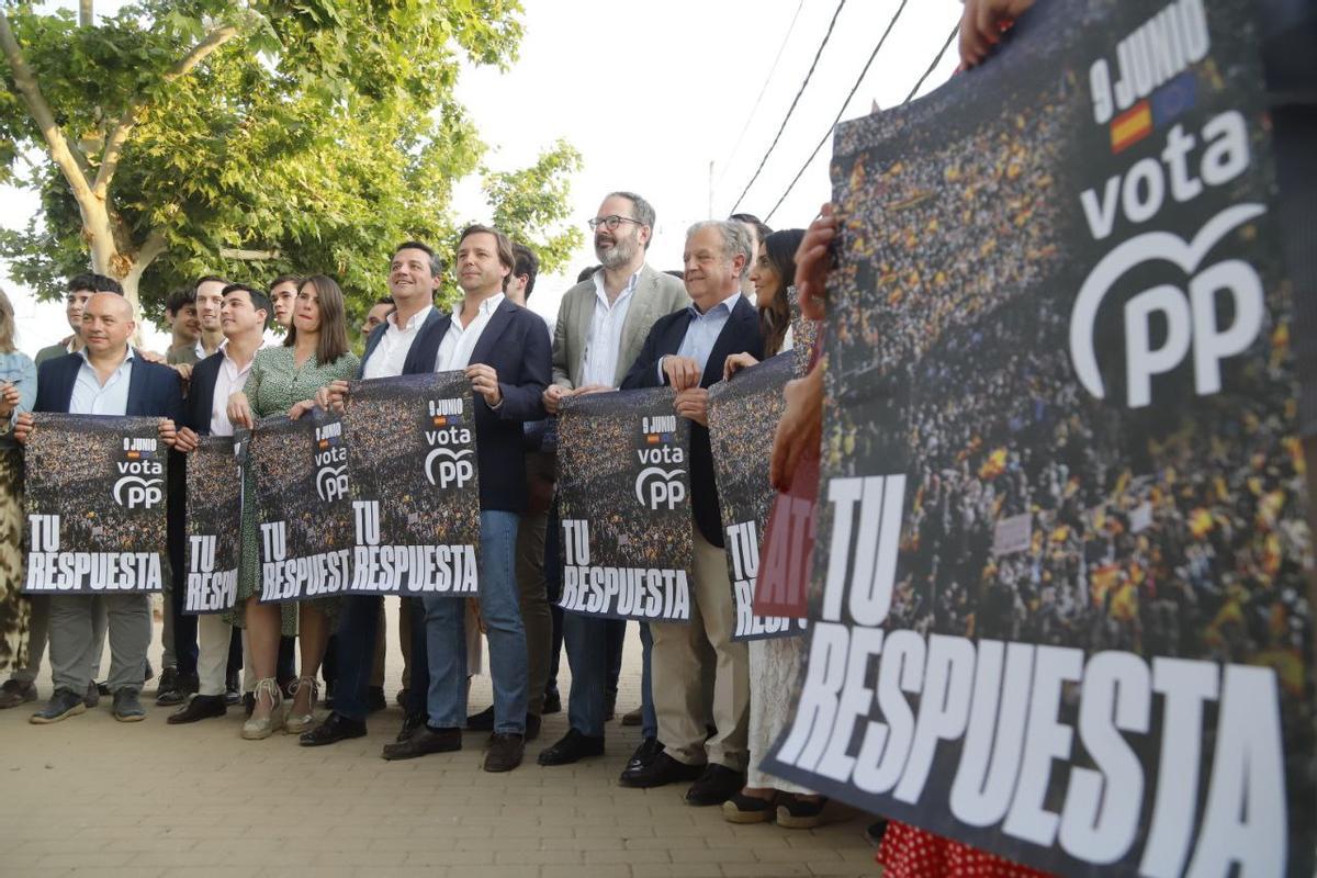 Dirigentes del PP con los carteles de su candidatura.
