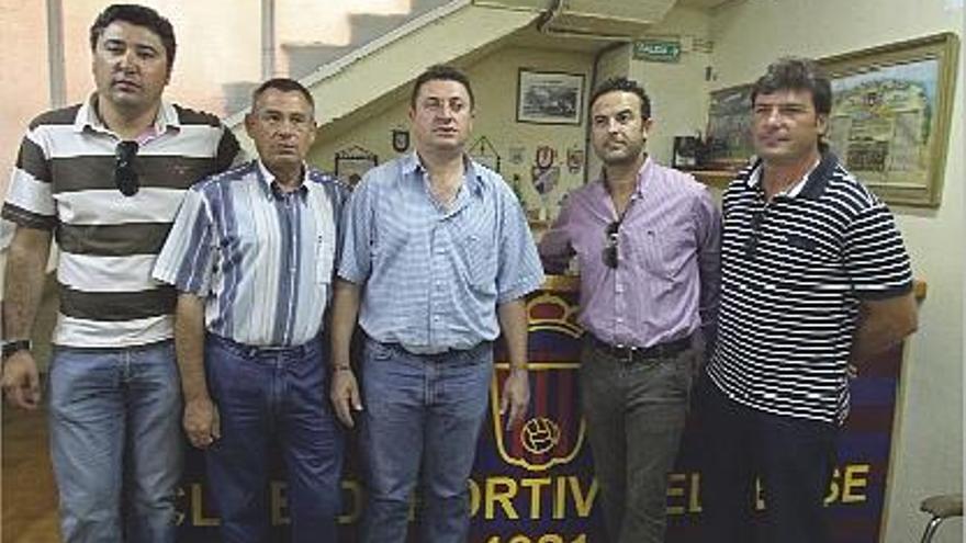 Germán Torregrosa, en el centro de la imagen, con compañeros de la gestora del Eldense.