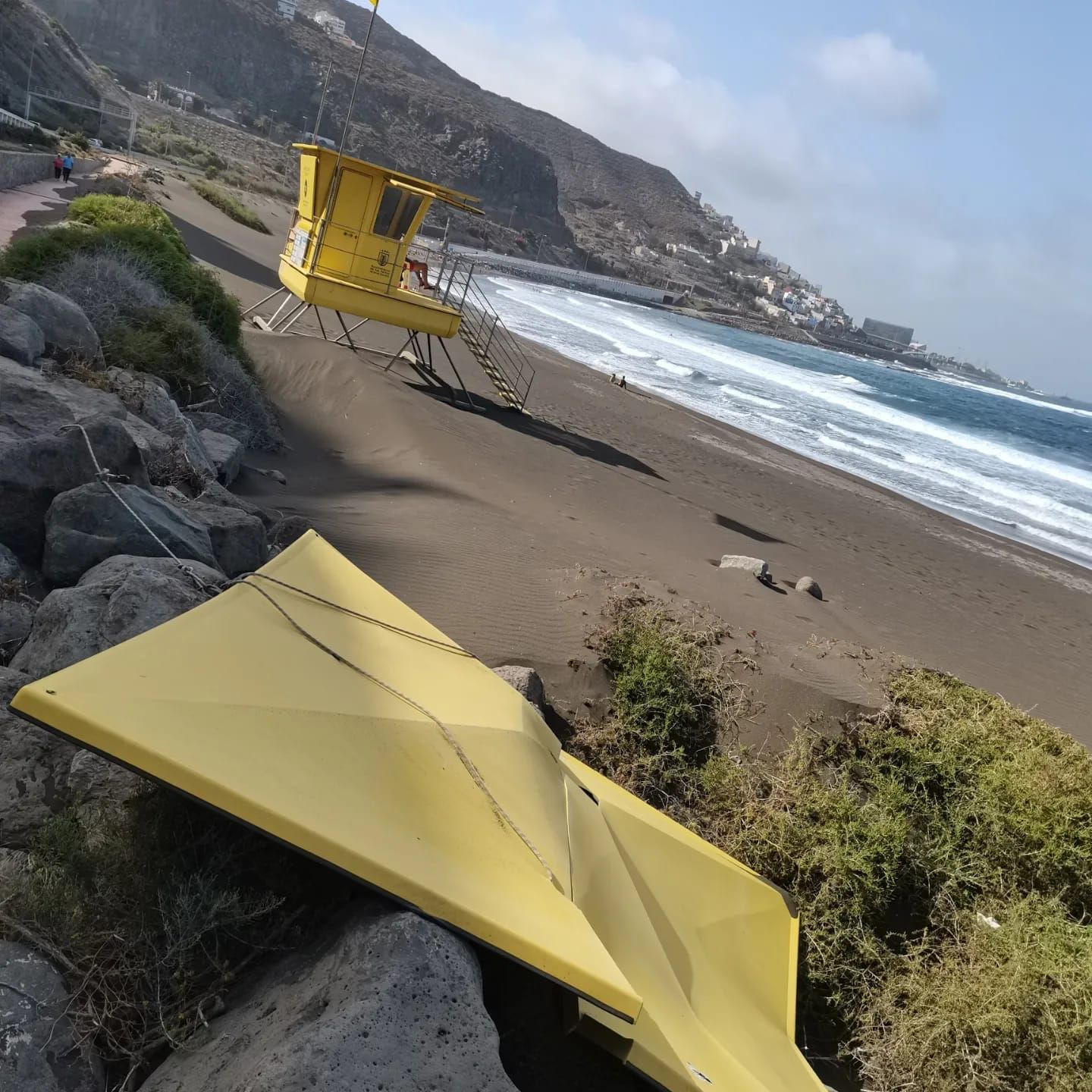 El techo de la torreta de vigilancia de La Laja se desprendió este verano y no se ha arreglado