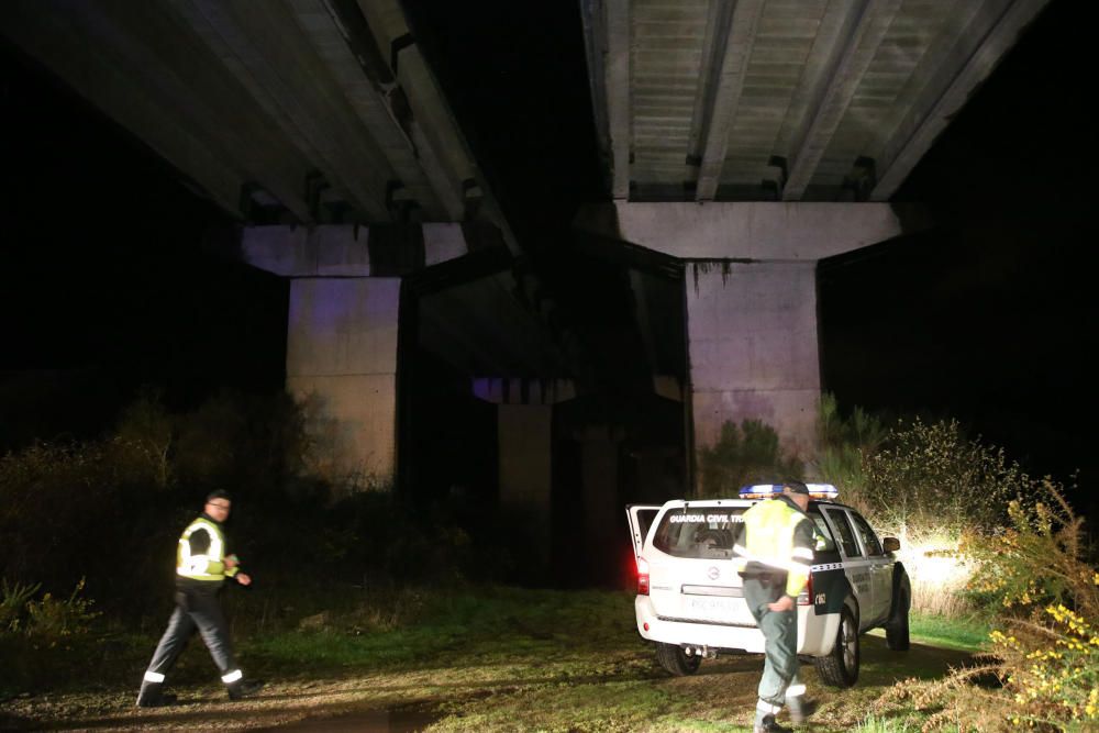 Un conductor muere al caer de un viaducto en A Cañ