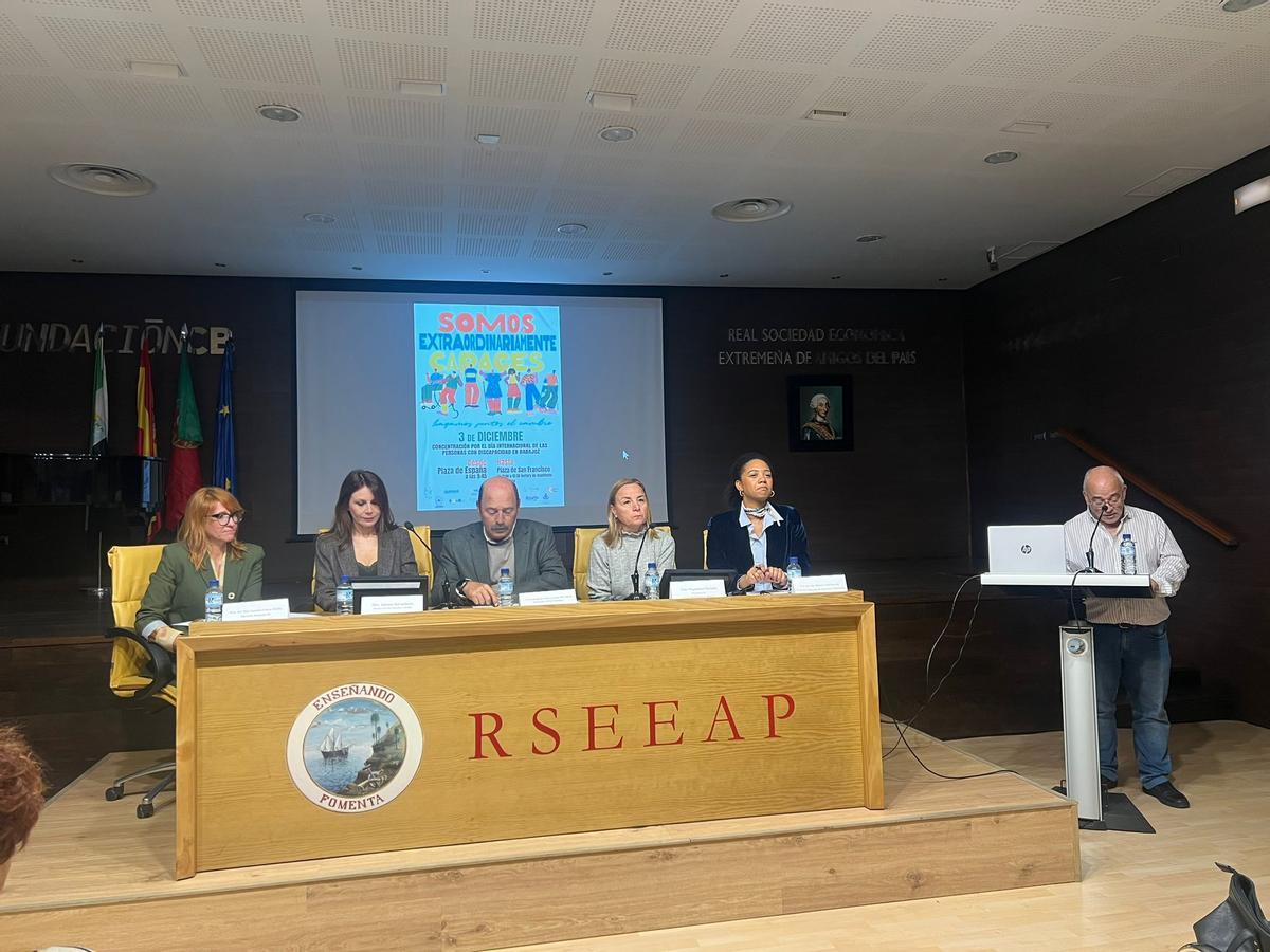 Autoridades y representantes de colectivos sociales, esta mañana, en la presentación de la concentración.
