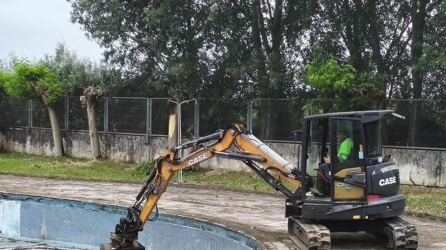 En imágenes: así avanzan las obras para recuperar la piscina de La Laboral
