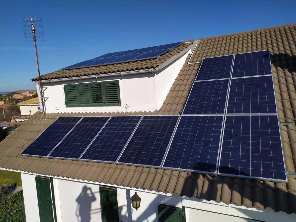 Placas fotovoltaicas en cubierta de casa unifamiliar