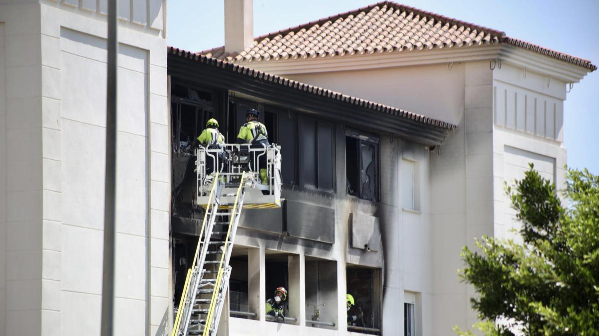 Bomberos retiran escombros de la vivienda incendiada en Benalmádena