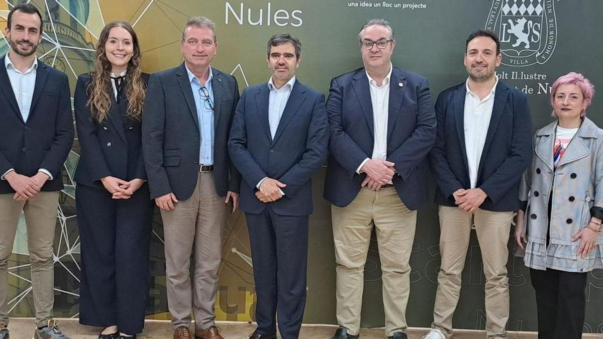 El secretario autonómico de Innovación, Eduardo Pascual (en el centro de la imagen), junto a las autoridades locales y representantes empresariales de Nules.