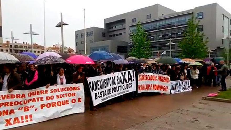 Los mariscadores exigen ante la Xunta medidas urgentes para sanear la ría de Pontevedra