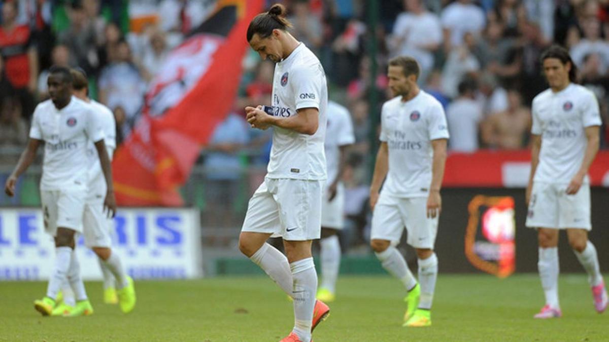 Zlatan Ibrahimovic (centro) y sus compañeros muestran la decepción al final del duelo frente al Rennes