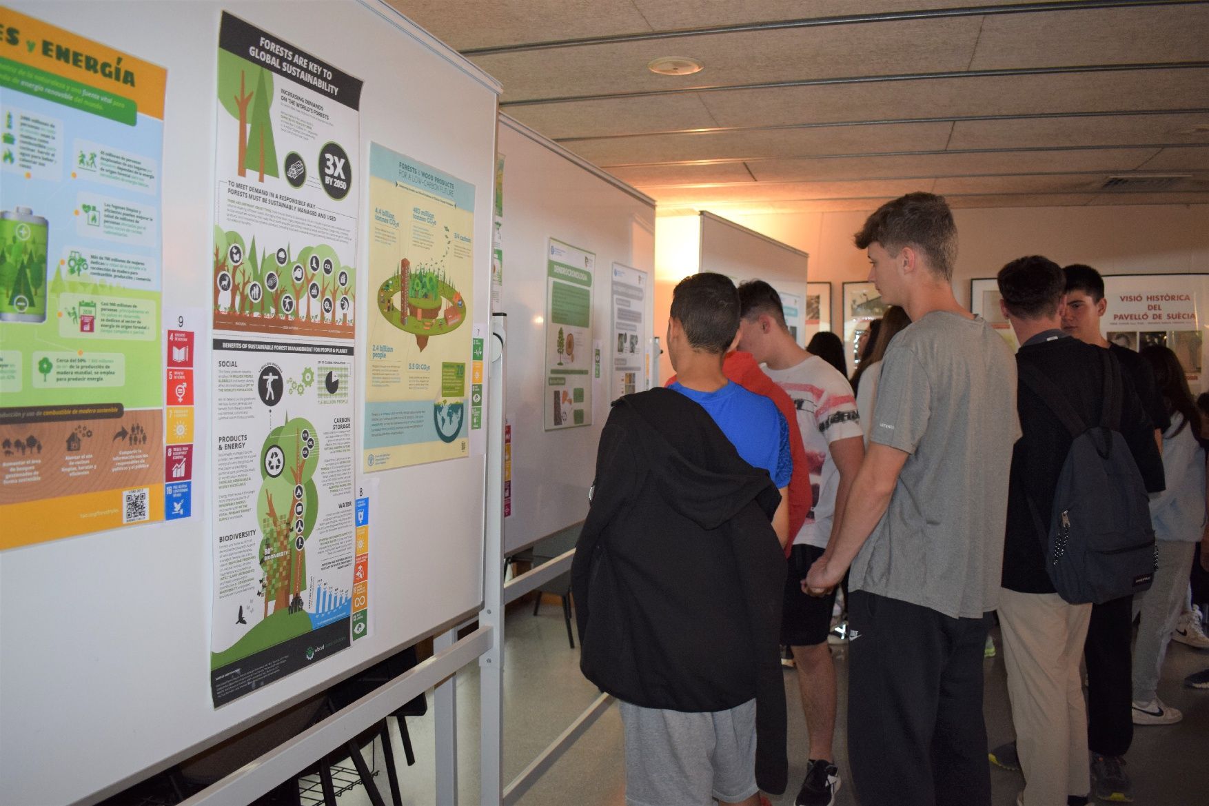 Els estudiants descobreixen projectes científics a la Fira del Coneixement de Berga