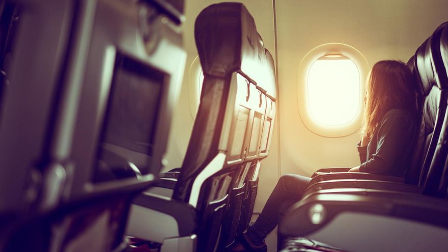 Muere una mujer en pleno vuelo y colocan el cadáver entre dos pasajeros: esto es lo que ocurrió