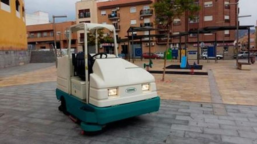 Aguas de Cieza intensificará los trabajos de limpieza mediante el empleo de una fregadora