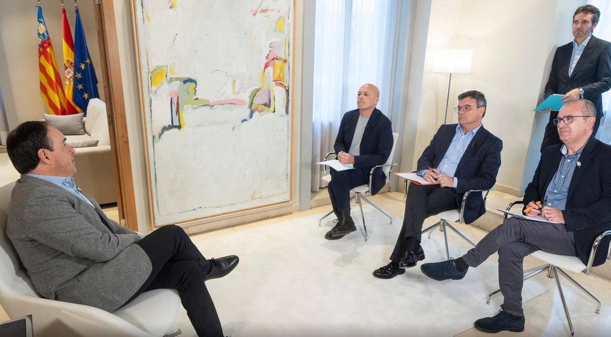 Pérez Llorca en un momento de la entrevista con Joan-Carles Martí, director de Levante-EMV; Toni Cabot, director de Información y Ángel Báez, director de El Periódico Mediterráneo.