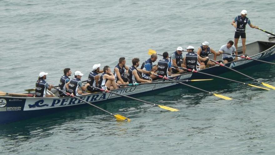 La tripulación de Tirán Pereira aguardó en el agua por el desenlace de la regata. | Suso Núñez