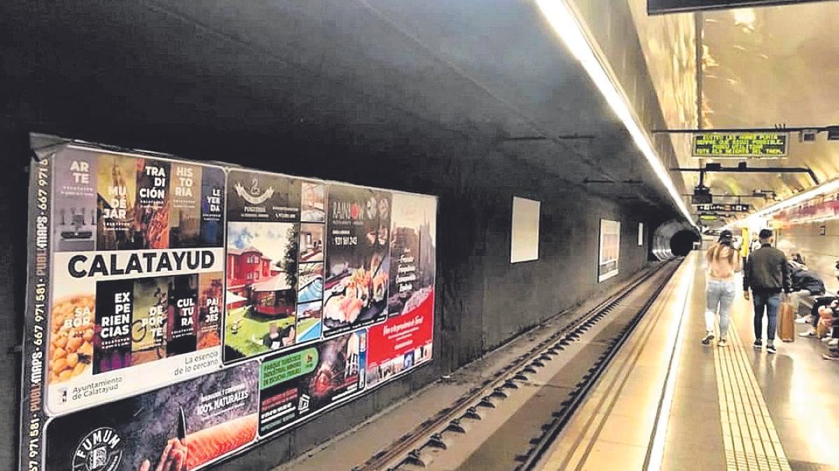 Cartel anunciando el municipio de Calatayud en el metro de Barcelona