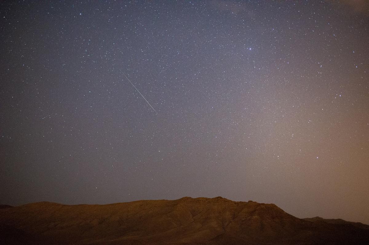 Una estrella fugaz atraviesa el cielo la madrugada del domingo sobre la localidad del Valle de la Cueva, en el municipio de Antigua en la isla de Fuerteventura.