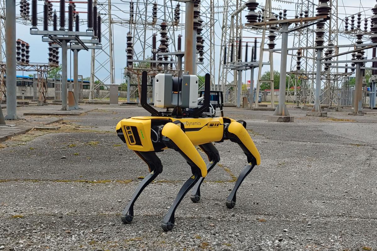 Endesa utilitza robots amb càmera per enregistrar infraestructures com la subestació de la imatge