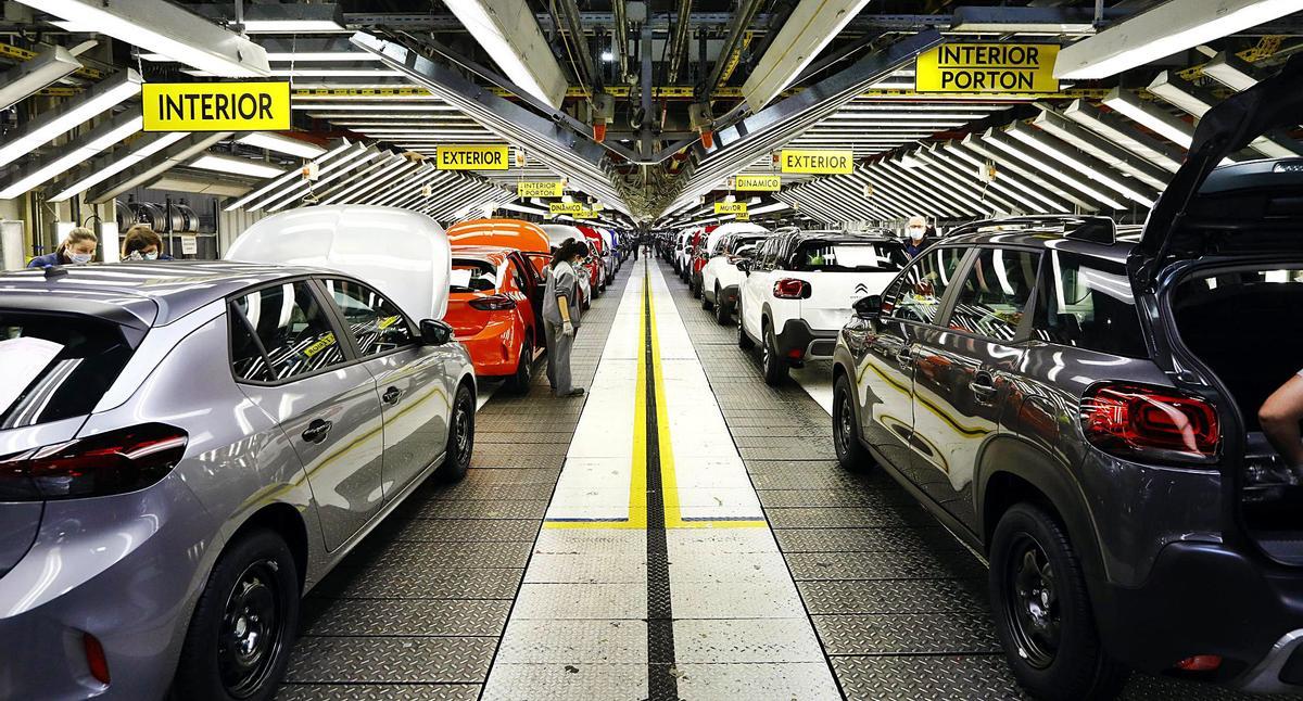 Línea de acabado  de la planta de Stellantis en Zaragoza.