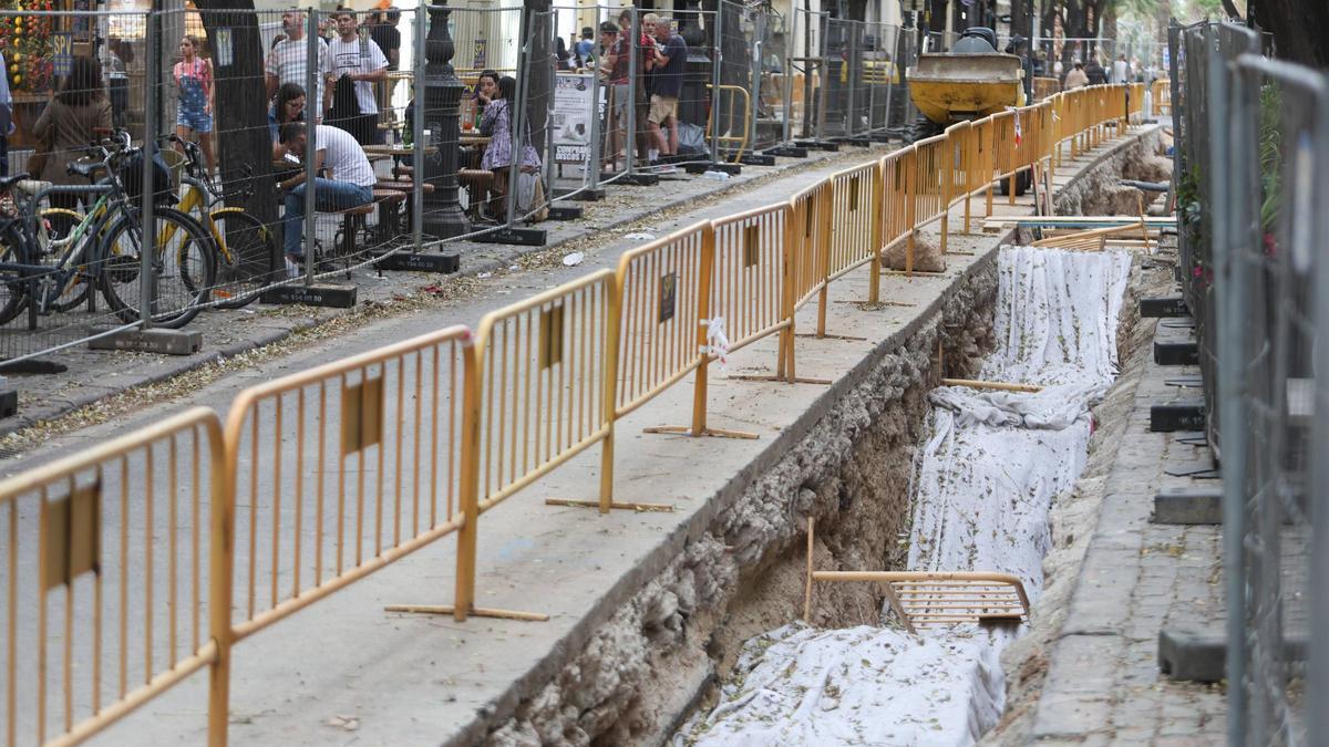 La zanja de obra de San Vicente con los restos protegidos de la muralla