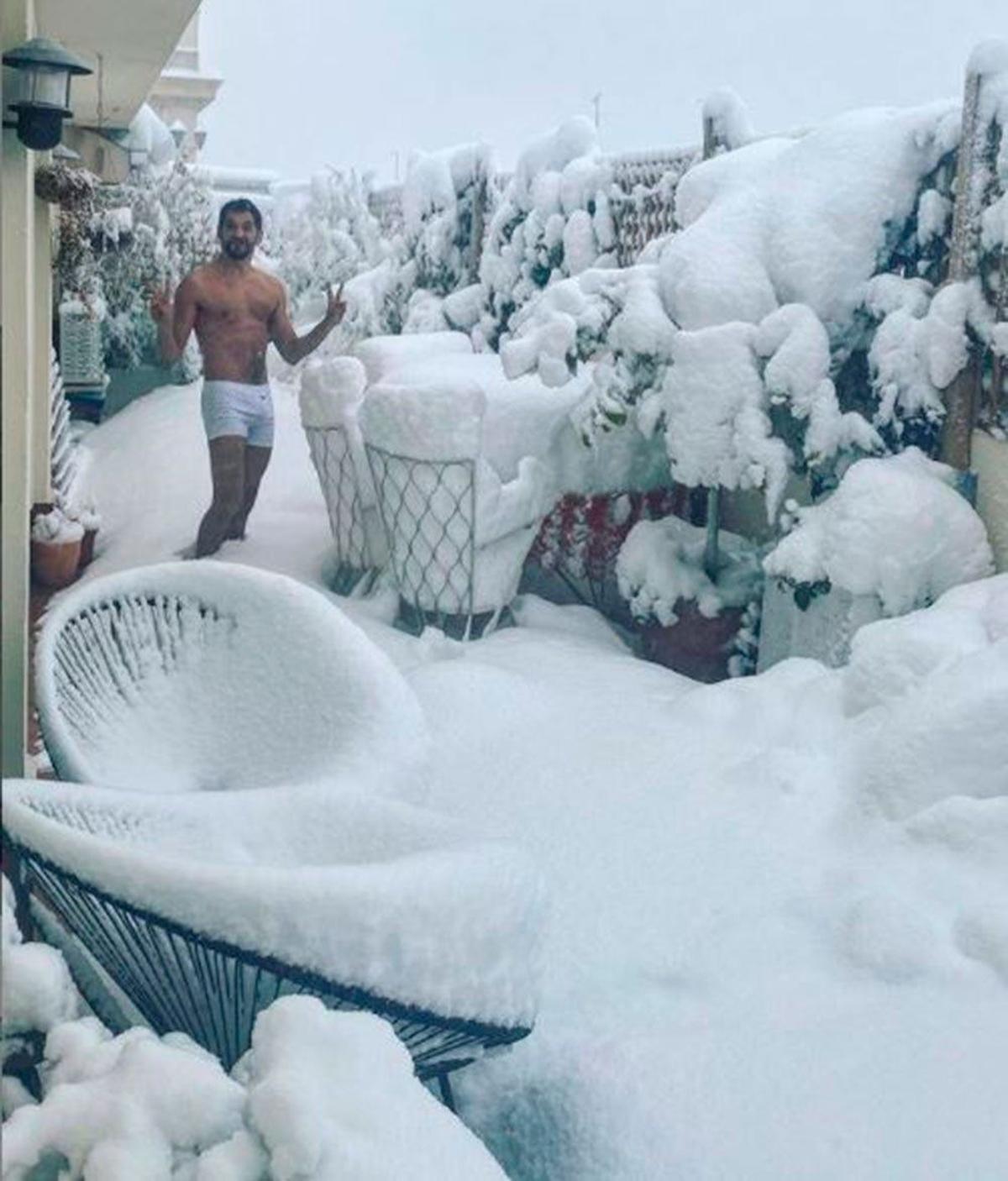 Paco León en calzoncillos en su terraza nevada