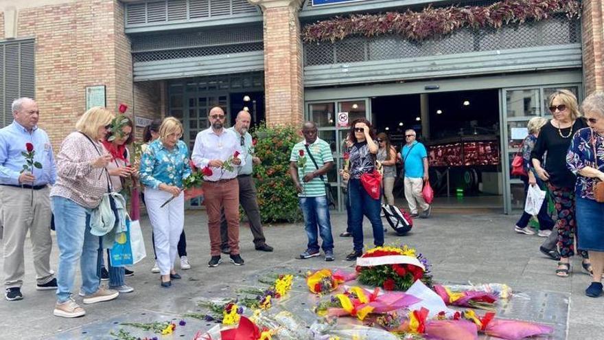 Ana Barceló y miembros de la lista del PSOE homenajean a las víctimas del bombardeo.