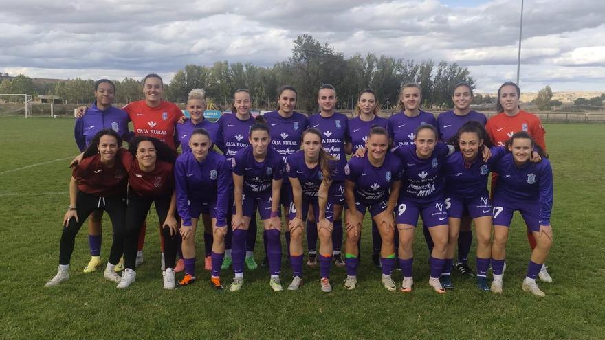 Las jugadoras de la Bovedana posan para las cámaras.