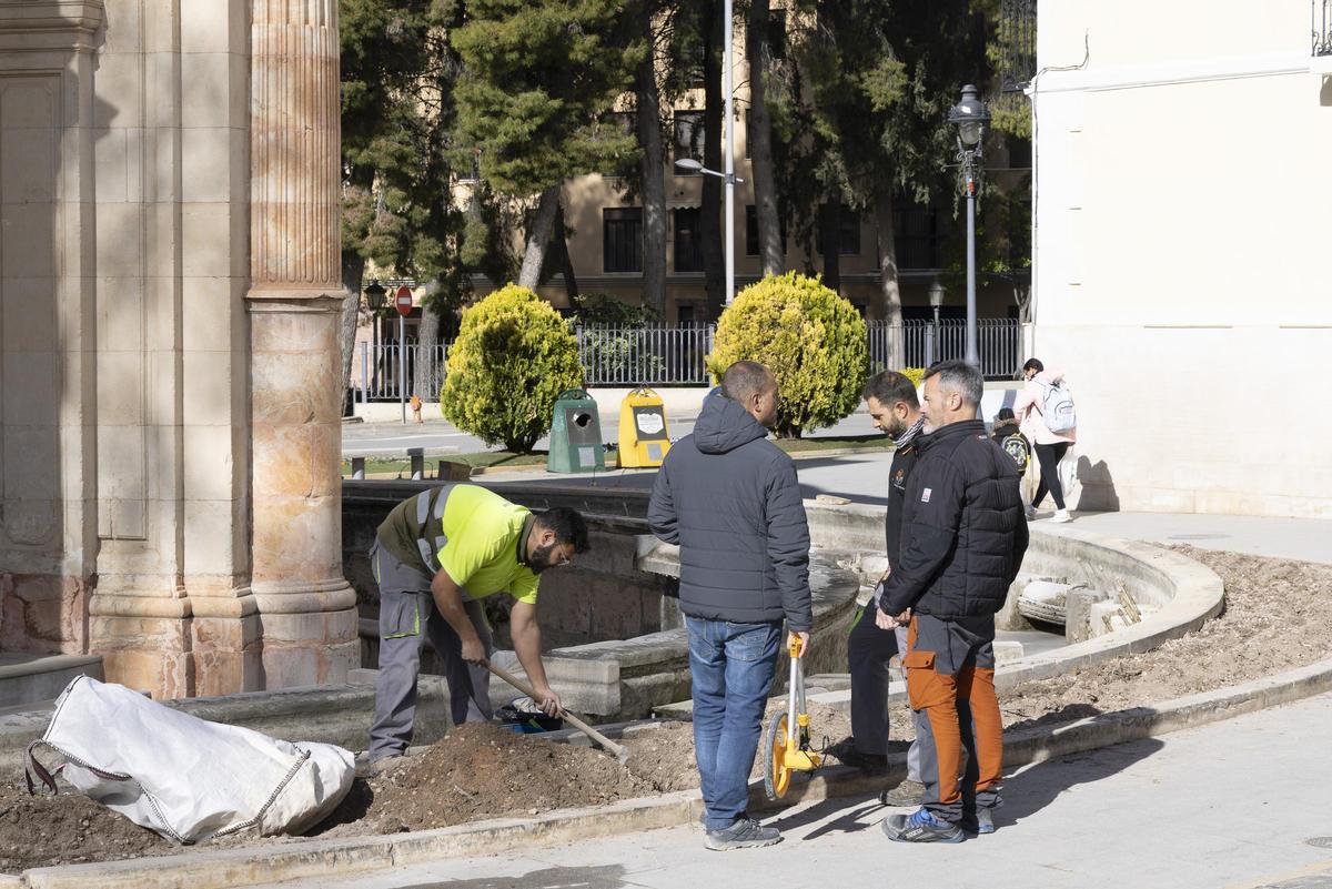 El ajardinamiento perimetral del Templete se renueva con 800 plantas de siete especies