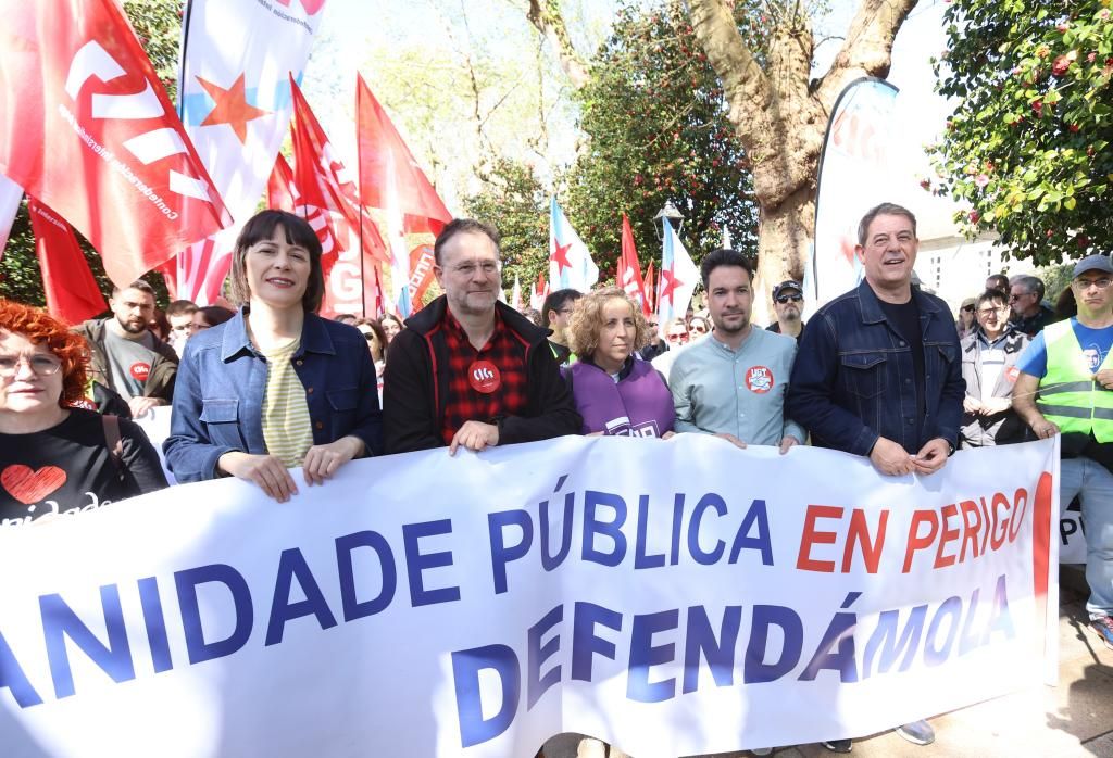 Miles de gallegos reivindican mejoras en la sanidade pública en Santiago
