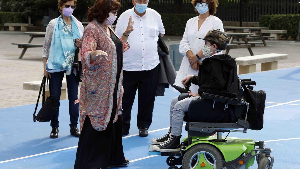 La investigadora Elena García y Álvaro de la Calle protagonizan un nuevo mural sobre científicas