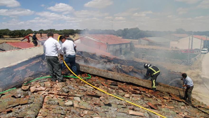 Vecinos y bomberos durante la extinción del fuego